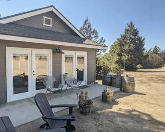 Vineyard Cottage - Cottage on vineyard with loft, views, fireplace, bbq - Paso Robles - Patio