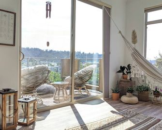 Chic and modern condo with Pool, Gym & Parking, 10 Min to Beach - San Diego - Balkon