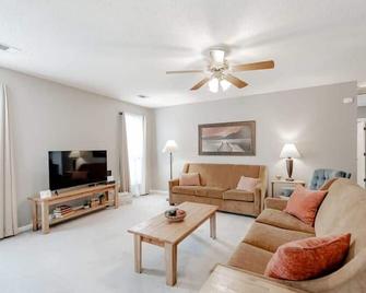 Idyllic in Irmo-Close to Lake Murray-Ft Jackson-Outdoor Adventures - Irmo - Living room