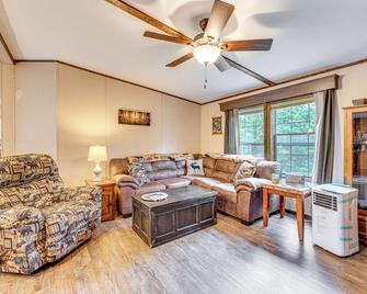 4 Mi to Lake Francis Peaceful Pittsburg Home - Pittsburg - Sala de estar