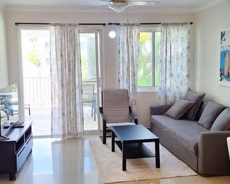 Playa Turquesa Ocean Club, A-203, cozy 1-BR apartment, AC, WiFi, private beach - Bávaro - Sala de estar