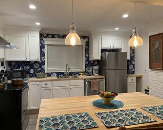 Perfect for entertaining. In-town hide-away Pet friendly - Livingston Manor - Kitchen
