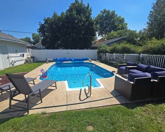 Ottawa Oasis! Pool, Game room, Pet Friendly! - Ottawa - Pool