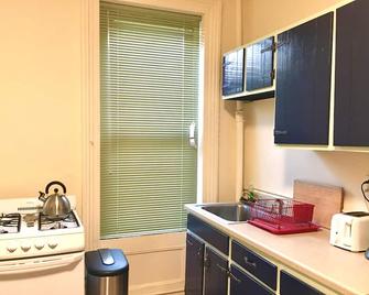 Renovated apt with lots of light bonus den close to path - Jersey City - Kuchnia