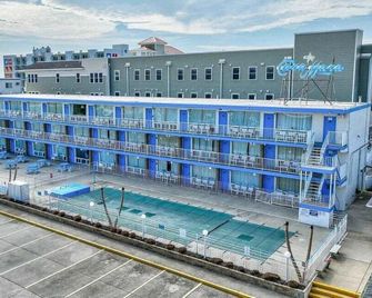 Cara Mara Studio with Pool, Patio, and Ocean Views - Wildwood - Rakennus