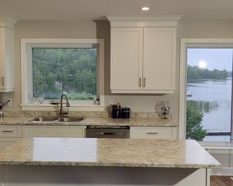 Life is better at the lake - Calabogie - Kitchen
