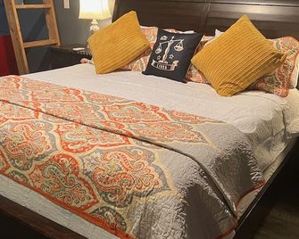 Beautiful Hill Country Cabin With Kitchenette, Close to Boerne and Bulverde - Boerne - Bedroom