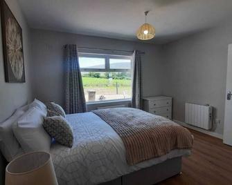 Welcome to this peaceful escape .Tucked away in the scenic hills of kilbrien, - Dungarvan - Schlafzimmer
