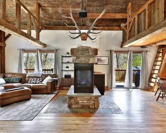 Wobbly Cabin: 2BR/1.5 Bath Charming Killington Retreat Close to Everything - Killington - Living room