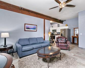 Lovely Little 1 Bedroom Flat in Downtown Estes Lic #6074 - Estes Park - Living room