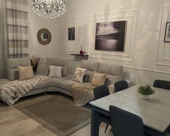 Cozy Room with luxurious living room / staff available 24/7 - Piacenza - Sala de estar