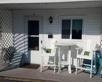 Studio Condo (Newly Renovated) - 150' to Beach 20 min to Portland - Scarborough - Innenhof