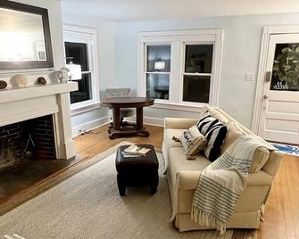 Best Location In Historic Downtown Edenton! - Edenton - Huiskamer