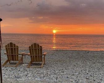 North Fork Getaway: Cozy Fireplaces, Farm Views, Beach Sunsets - Cutchogue