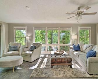 Peaceful Moravian Falls Cabin Near Fishing! - Wilkesboro - Wohnzimmer