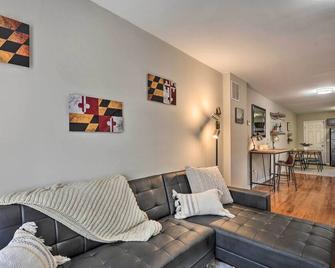 Midtown Baltimore Hub Half Mi to Penn Station - Baltimore - Living room