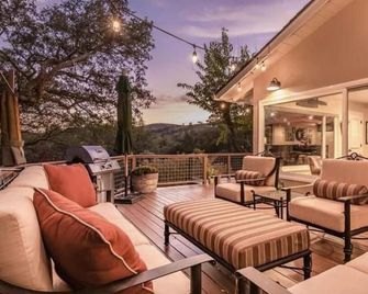 Hilltop West-Overlook Downtown Paso in this Hilltop Hideaway! - El Paso de Robles - Patio