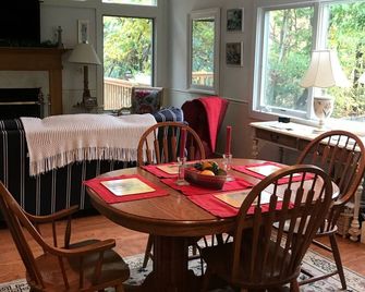 Beautiful island retreat with quiet well landscaped surroundings - Put-in-Bay - Jadalnia