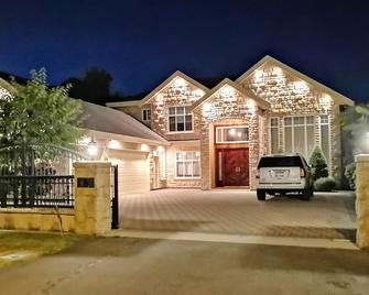 Cozy King Sized Private Entrance Suite 15 min from YVR and self check in - Richmond - Building