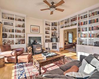 Private Home with Hot Tub Near Jay Peak Slopes - Montgomery Center - Sala de estar