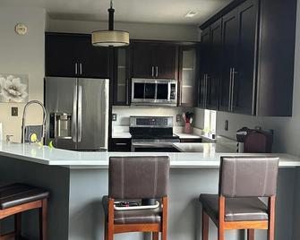 Cozy 3-bedroom house in lovely Chesapeake with WiFi, AC - Chesapeake - Cocina