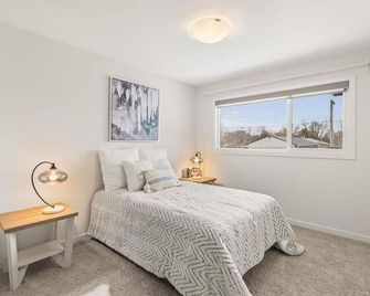 Quiet, modern, stylish, 1 King size & 2Queen beds, central location, parking - Winnipeg - Bedroom