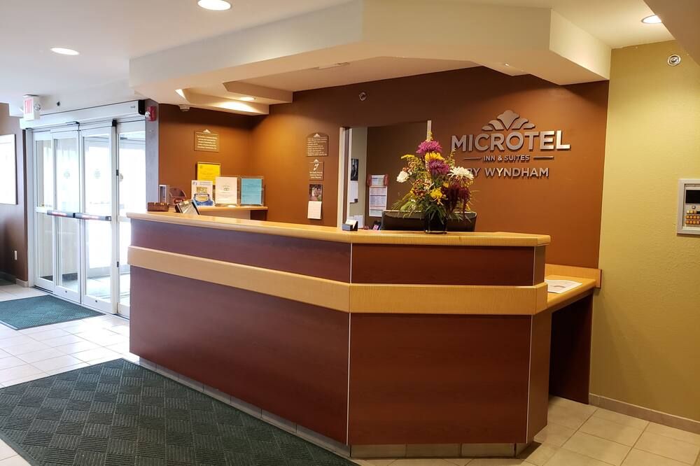 Microtel Inn & Suites by Wyndham Dover - Dover - Front desk