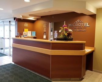 Microtel Inn & Suites by Wyndham Dover - Dover - Front desk