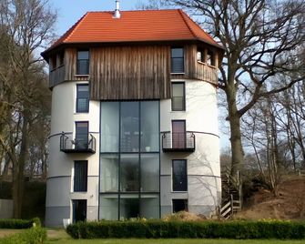 Apartment 'Historisches Futtermittelsilo' with Private Garden and Wi-Fi - Broderstorf - Edificio