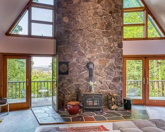 Luxury Cabin Winter Views & Deck besides Kennedy Park, Walk to Lenox. - Lenox - Lobby