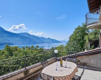 Beautiful private villa for 6 people with WIFI, TV, terrace and pets allowed - Dongo - Balcony