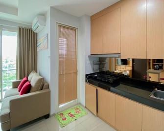 Best Deal and Comfort 1BR at Citralake Suites Apartment By Travelio - Yakarta - Cocina