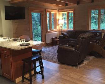 Pet-Friendly Home in a Quiet Neighborhood Near Sugarloaf Mountain - Carrabassett Valley - Living room