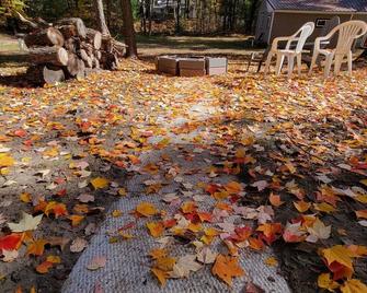 Small quaint cabin with outside hot tub, sleeps 6! - Kalkaska