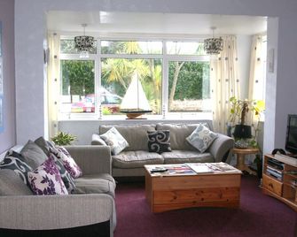 The Swiss Cottage, Shanklin - שאנקלין - סלון