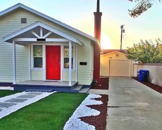 Charming entire house 5min walking to the BLVD - Lancaster - Outdoors view