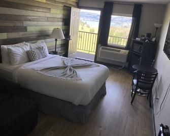 Cozy room and great view of Lake Roosevelt!! - Davenport - Bedroom