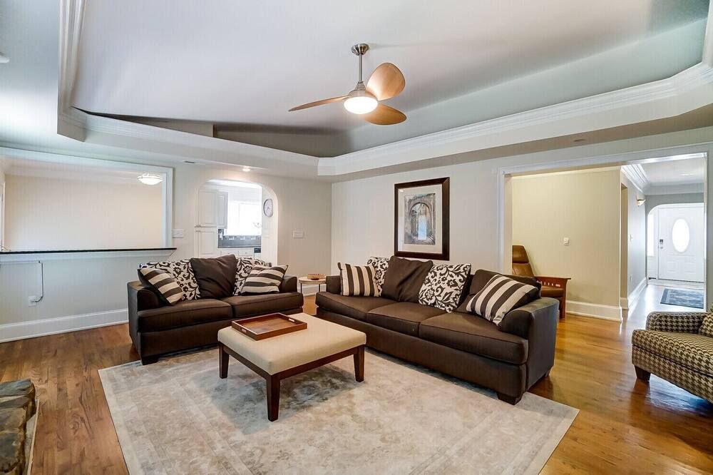 Spacious 3 Bedroom HomeFenced in YardQuiet and Safe Community - שרלוט - סלון