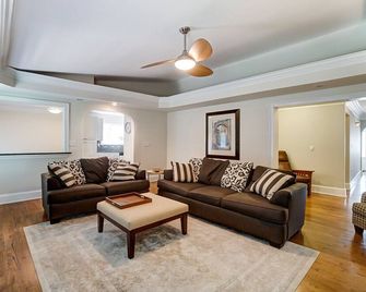 Spacious 3 Bedroom HomeFenced in YardQuiet and Safe Community - שרלוט - סלון