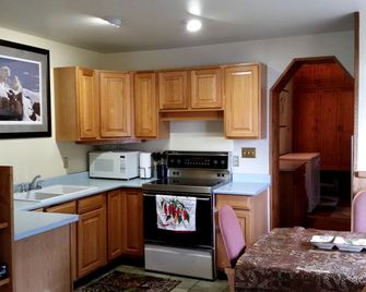 Charming Riverside Cabin with Mountain Views in Telkwa, British Columbia - Telkwa - Kitchen