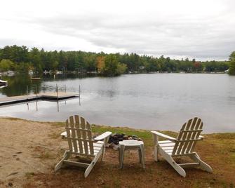 Comfortable lake house just 30' from Little Sebago Lake in quiet neighborhood - Gray - Patio