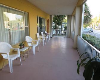 Dee Jay Beach Resort - Lauderdale-by-the-Sea