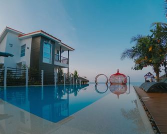 Brisa Marina Beach Resort powered by Cocotel - Morong - Piscina