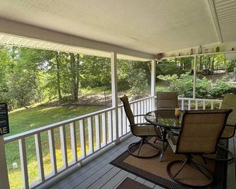 Moss Hollow Cottage - close to Folk School - Brasstown - Patio