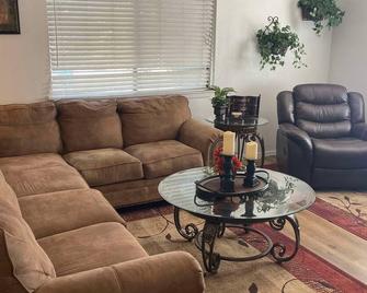 Charming 2-bedroom townhouse with WiFi in lovely Farmington - Farmington - Living room