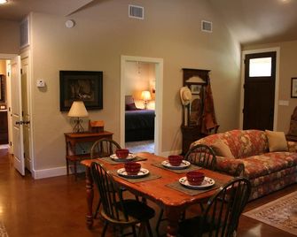 Secluded, Peaceful Cabin with Texas Charm on 22 Wooded Acres with a Pond - Hearne