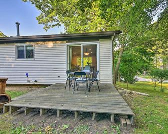 Pet-Friendly Michigan Home 5 Mi to State Park! - West Bloomfield - Patio