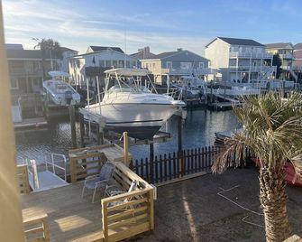 Upper unit canal home. Short walk to Holden Beach. See calendar- 2 night minimum - Holden Beach - Ban công