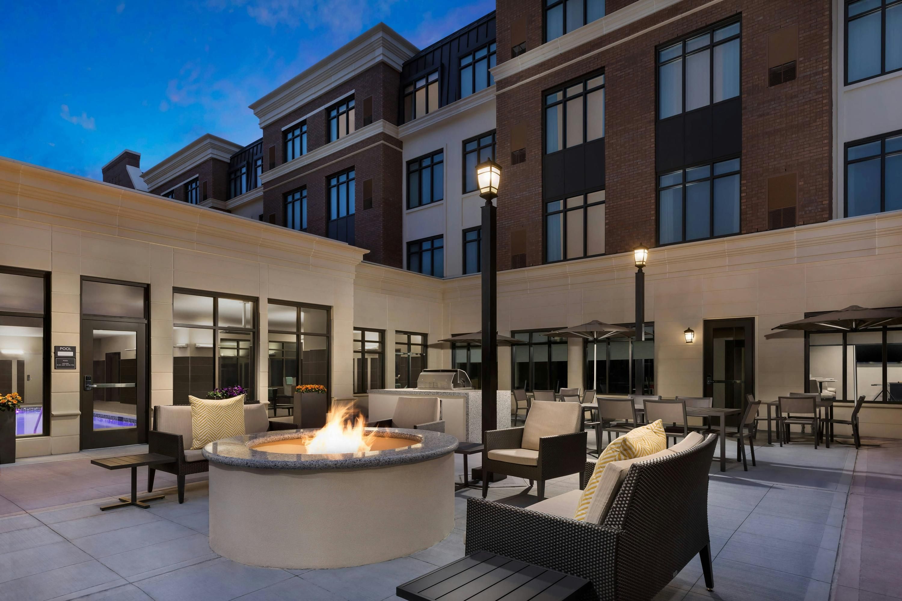 Residence Inn by Marriott Long Island Garden City - Garden City - Binnenhof