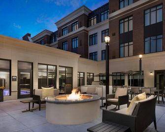 Residence Inn by Marriott Long Island Garden City - Garden City - Binnenhof